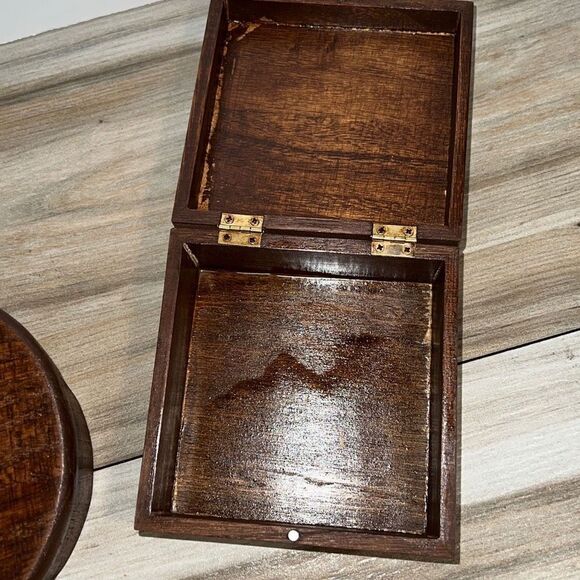 Lot of 2 Wood Boxes With Lids, one Round and One Square - Picture 4 of 10